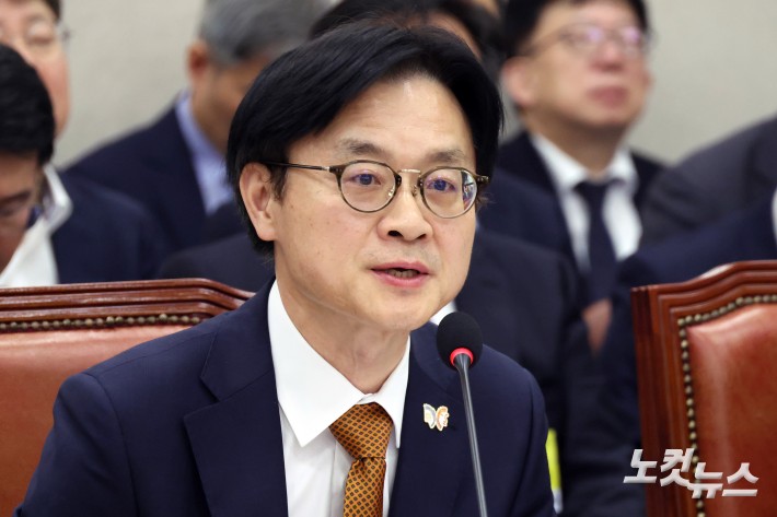 김정관 산업통상자원부 장관이 24일 서울 여의도 국회에서 열린 산업통상자원중소벤처기업위원회의 산업통상자원부 등 종합감사에서 의원 질의에 답변을 하고 있다.