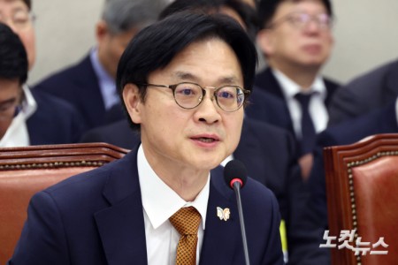 김정관 산업통상자원부 장관이 24일 서울 여의도 국회에서 열린 산업통상자원중소벤처기업위원회의 산업통상자원부 등 종합감사에서 의원 질의에 답변을 하고 있다.