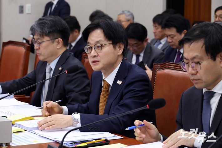 김정관 산업통상자원부 장관이 24일 서울 여의도 국회에서 열린 산업통상자원중소벤처기업위원회의 산업통상자원부 등 종합감사에서 의원 질의에 답변을 하고 있다.