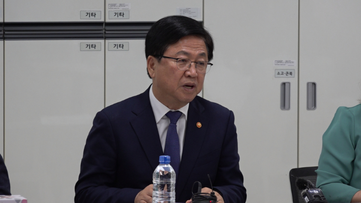 최교진 교육부장관. 23일 전북 전주 소재 전주 M초등학교에서 간담회를 가졌다. 김현주 뉴미디어 크리에이터