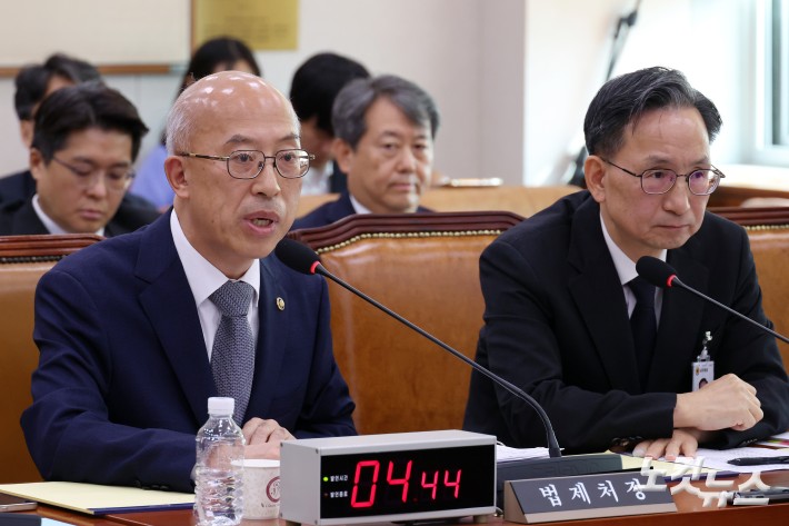 조원철 법제처장이 24일 서울 여의도 국회 법제사법위원회에서 열린 법제처에 대한 국정감사에서 의원 질의에 답변을 하고 있다.