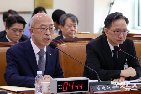 조원철 법제처장이 24일 서울 여의도 국회 법제사법위원회에서 열린 법제처에 대한 국정감사에서 의원 질의에 답변을 하고 있다.