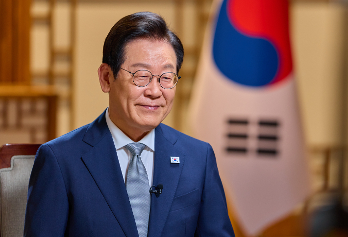 이재명 대통령이 22일 용산 대통령실 자유홀에서 CNN과 인터뷰를 하고 있다. 연합뉴스