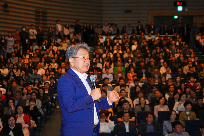 광주시는 24일 오전 시청 대회의실에서 강기정 시장과 전 공직자가 참석한 가운데 '국가AI컴퓨팅센터 유치 관련 전 직원 공유회'를 열었다. 광주광역시 제공