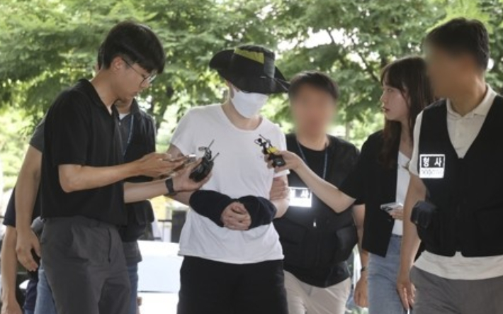 은평구의 한 아파트에서 이웃 주민에게 일본도를 휘둘러 숨지게 한 혐의로 경찰에 긴급 체포된 백모(37)씨. 연합뉴스