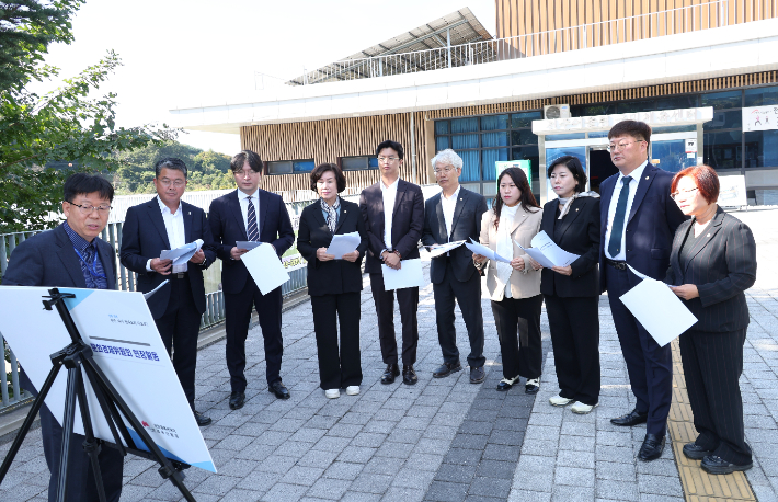 전주시의회 문화경제위원들이 24일 송천동 체육시설 현황을 살펴보고 있다. 전주시의회 제공