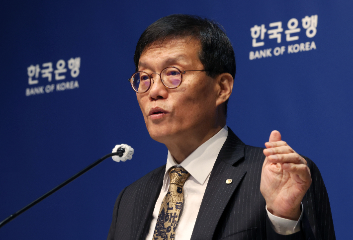 이창용 한국은행 총재가 23일 서울 중구 한국은행에서 열린 금융통화위원회 금리 결정에 대한 기자간담회에서 발언하고 있다. 연합뉴스