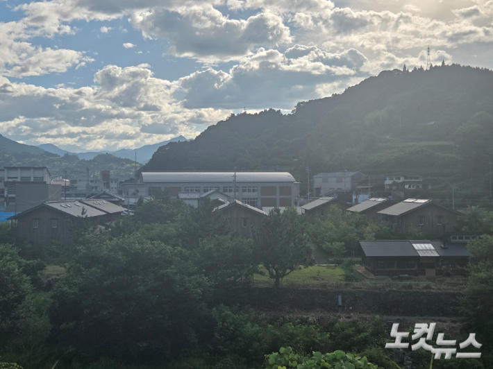 가미야마 내 이주자를 위한 거주, 생활시설. 유대용 기자