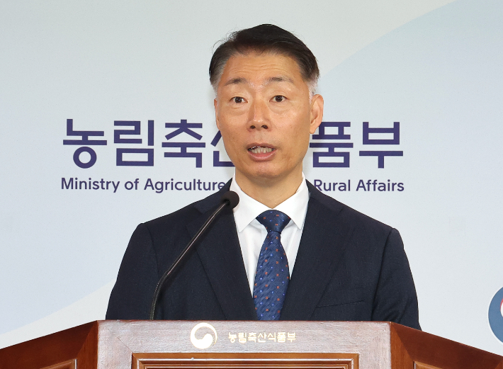박성우 농림축산식품부 농촌정책국장이 20일 정부세종청사 농식품부 기자실에서 '26~'27년도 농어촌 기본소득 시범사업 공모 결과 7개 군(경기 연천, 강원 정선, 충남 청양, 전북 순창, 전남 신안, 경북 영양, 경남 남해)을 선정했다고 밝히고 있다. 연합뉴스