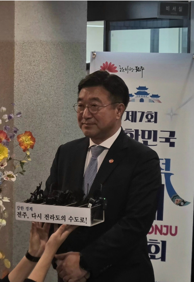 윤호중 행정안전부 장관이 24일 전주를 찾은 자리에서 전주·완주 통합과 관련한 질문에 답하고 있다. 최명국 기자