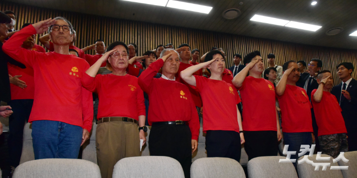 '순직 해병 수사 방해 및 사건 은폐 등의 진상규명을 위한 특별검사의 임명 등에 관한 법률안'이 통과되자 해병대예비역 연대 회원들이 거수경례를 하고 있다. 윤창원 기자