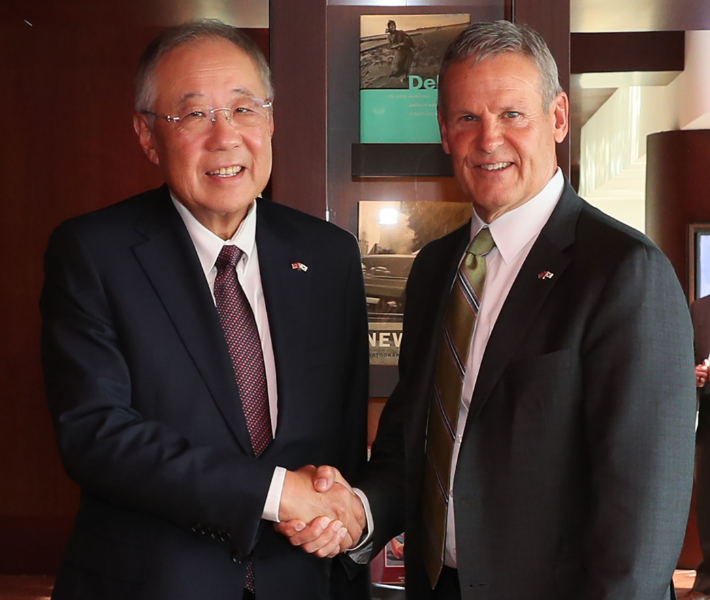 류진 한국경제인협회 회장이 24일 서울 용산구 그랜드 하얏트 서울에서 빌 리 테네시 주지사와 기념 촬영하고 있다. 한국경제인협회 제공