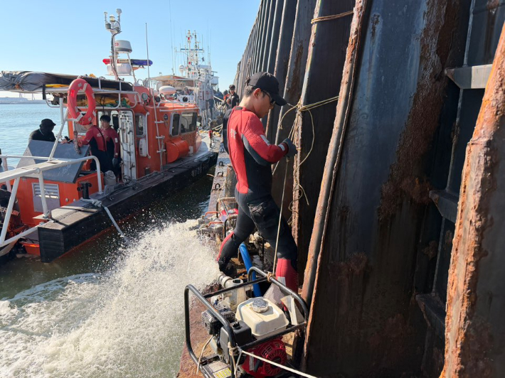 배수 작업 중인 해양경찰. 전북 군산해양경찰서 제공