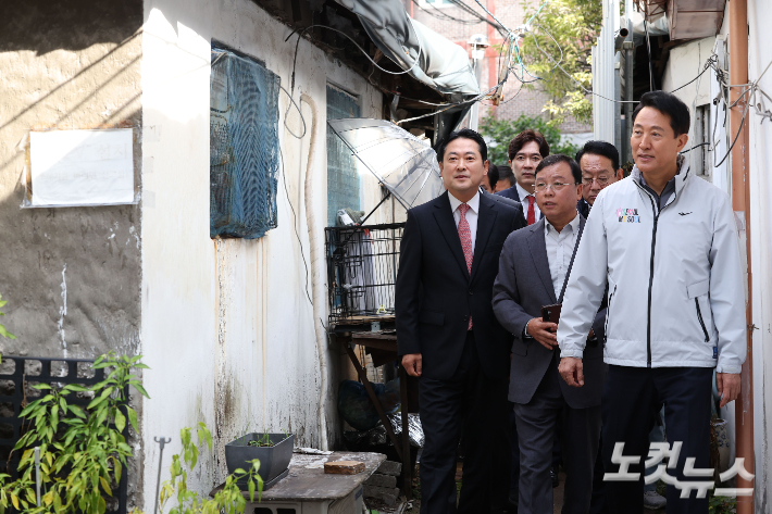 장동혁 국민의힘 대표와 오세훈 서울시장이 24일 오전 서울 노원구 상계5 재정비촉진구역 현장을 점검하고 있다. 류영주 기자