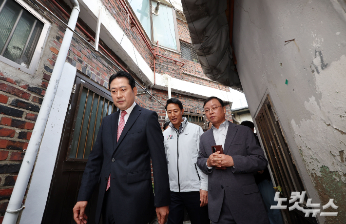 장동혁 국민의힘 대표와 오세훈 서울시장이 24일 오전 서울 노원구 상계5 재정비촉진구역 현장을 점검하고 있다. 류영주 기자