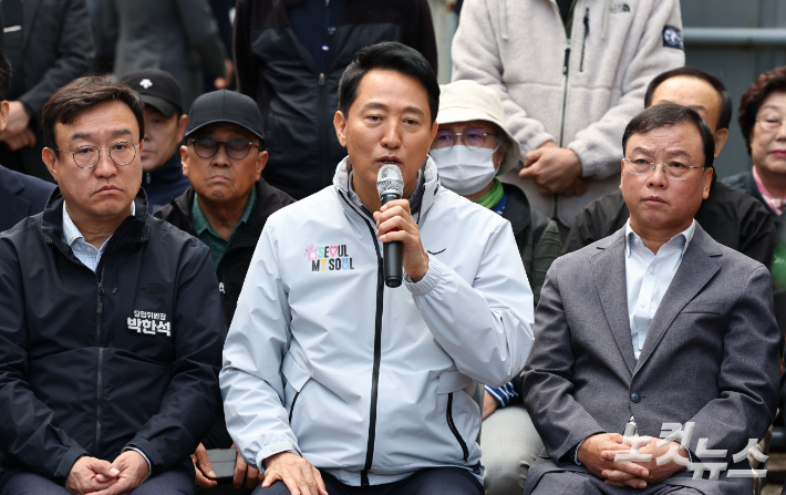 오세훈 서울시장이 24일 서울 노원구 상계5 재정비촉진구역을 방문한 뒤 주민들과 간담회를 하고 있다. 류영주 기자