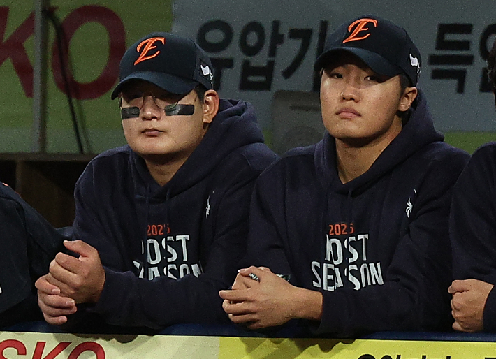22일 대구 삼성라이온즈파크에서 열린 2025 프로야구 KBO리그 포스트시즌 플레이오프 4차전 한화 이글스와 삼성 라이온즈의 경기. 한화 김서현(왼쪽)과 정우주가 경기를 지켜보는 모습. 연합뉴스