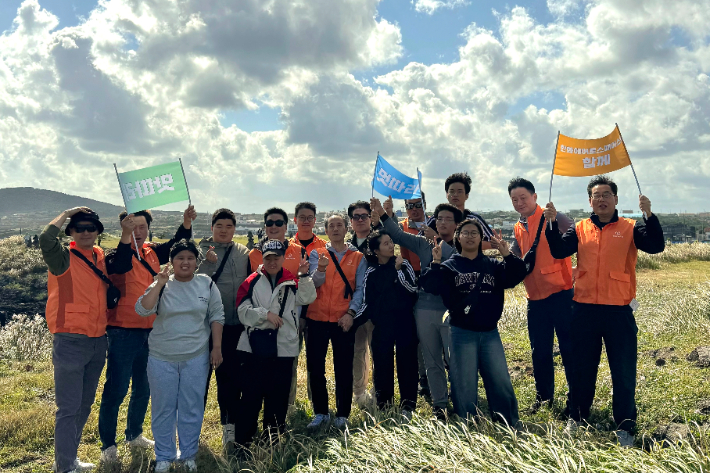 한화에어로스페이스가 지난 22일부터 2박 3일간 발달장애 청소년과 제주도에서 다양한 문화체험 시간을 갖는 '한화에어로스페이스 제주캠프'를 진행했다. 한화에어로스페이스 제공