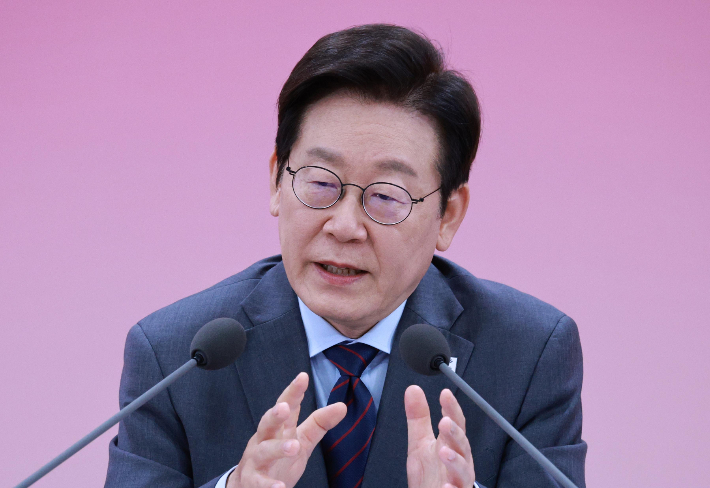 이재명 대통령이 24일 대구 엑스코에서 열린 '대구의 마음을 듣다' 타운홀미팅에서 발언하고 있다. 연합뉴스