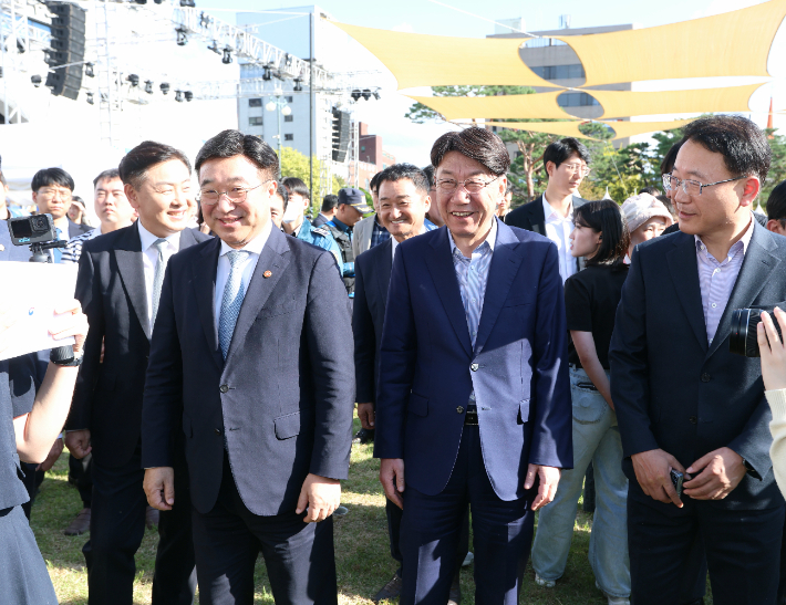 우범기 전주시장과 윤호중 행정안전부장관, 김관영 전북특별자치도지사가 24일 전주시청 노송광장 일원에서 열린 '제7회 대한민국 사회적경제 박람회 in JEONJU' 행사장을 둘러보고 있다. 전주시 제공