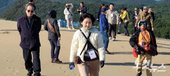 우미향(가운데 앞) 인천시 해양환경과장이 대청도 옥죽동 해안사구에서 체험단을 인솔하고 있다. 박창주 기자