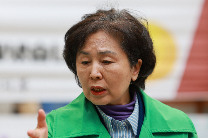 국민의힘 김영선 전 의원이 24일 서울 서초구 서울중앙지법에서 열린 김건희 여사의 자본시장법 위반 등 혐의 사건 속행 공판에 증인으로 출석하기에 앞서 기자회견을 하고 있다. 연합뉴스