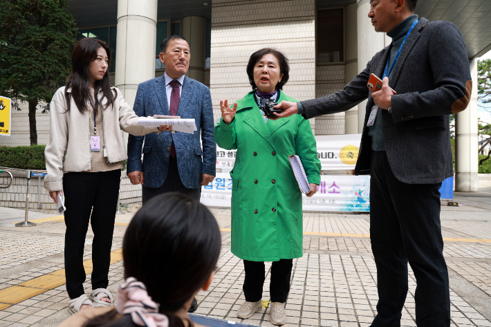 국민의힘 김영선 전 의원이 24일 서울 서초구 서울중앙지법에서 열린 김건희 여사의 자본시장법 위반 등 혐의 사건 속행 공판에 증인으로 출석하기에 앞서 기자회견을 하고 있다. 연합뉴스