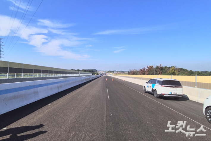 곧게 뻗은 새만금 고속도로. 새만금 IC 부근. 송승민 기자