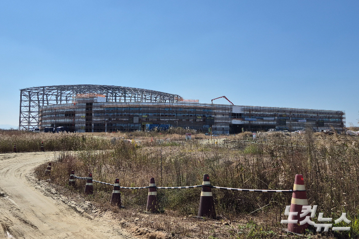 축구 경기장만 한 크기의 국립새만금수목원 건물. 새만금수목원은 전체 면적만 45만 평으로 간척지 위에 조성된 최초의 수목원이다. 오는 2027년 2월 준공된다. 송승민 기자