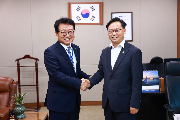 손병복(왼쪽) 울진군수가 김성범 해양수산부 차관과 면담을 갖고 최근 운항이 중단된 울진(후포)~울릉(사동) 항로의 크루즈선 지속 운항 또는 대체선(쾌속선 등) 투입 방안을 건의했다. 울진군 제공