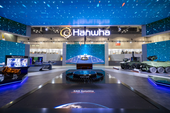한화시스템이 독자개발 중인 초저궤도 초고해상도 지구관측 실물모형. 한화시스템 제공