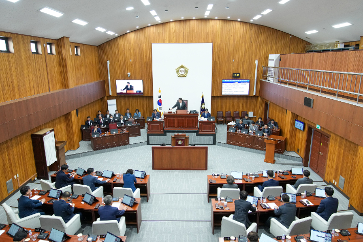 경주시의회 이동협 의장이 임시회 제2차 본회의를 주재하고 있다. 경주시의회 제공