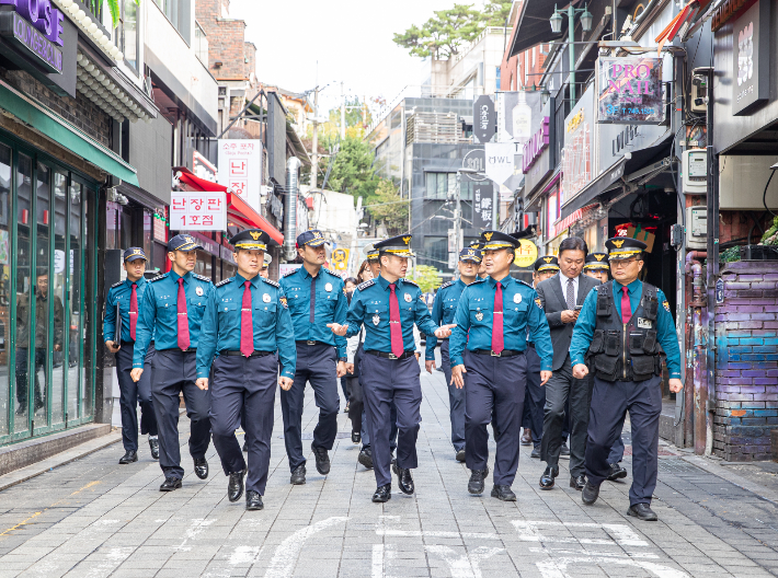박정보 서울경찰청장이 24일 서울 용산구 이태원 일대에서 현장 지도를 하고 있다. 서울경찰청 제공