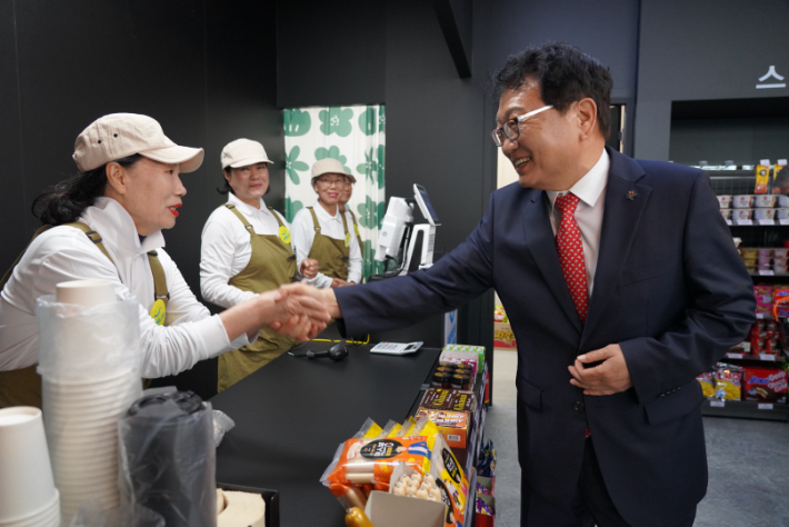 파도소리 오션마켓 개장식에서 손병복 군수가 매장 담당자들과 인사하고 있다. 울진군 제공