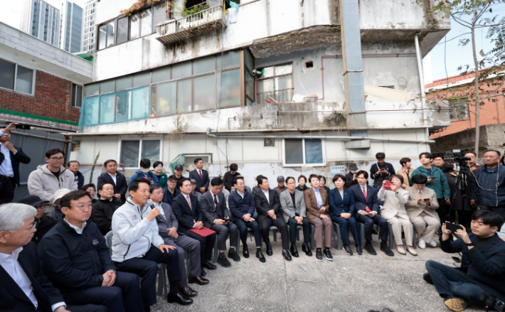  오세훈 서울시장이 지난 24일 서울 노원구 상계5 재정비촉진구역을 방문한 뒤 주민들과 간담회를 하는 모습. 연합뉴스