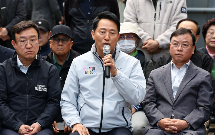  오세훈 서울시장이 지난 24일 서울 노원구 상계5 재정비촉진구역을 방문한 뒤 주민들과 간담회를 하는 모습. 연합뉴스