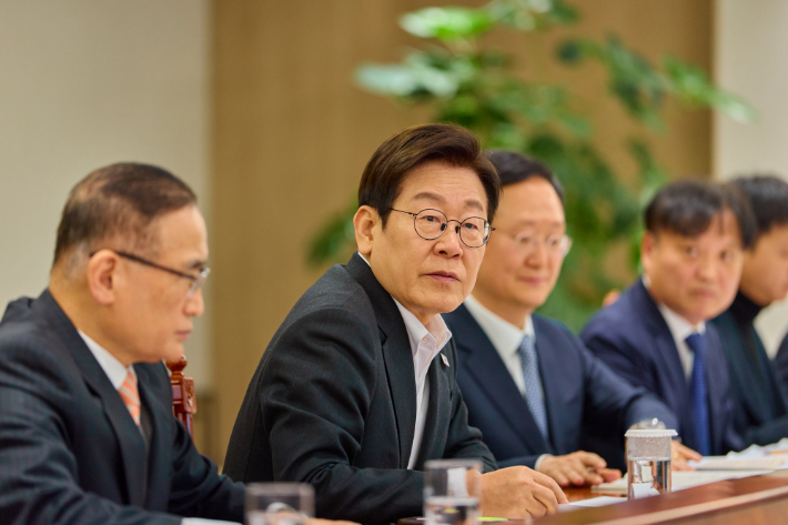 이재명 대통령이 지난 23일 용산 대통령실에서 마약, 스캠, 사이버 도박 등 국제적 불법 조직에 의한 초국가범죄 민생침해 사건 관련 긴급 대책회의를 주재하는 모습. 연합뉴스