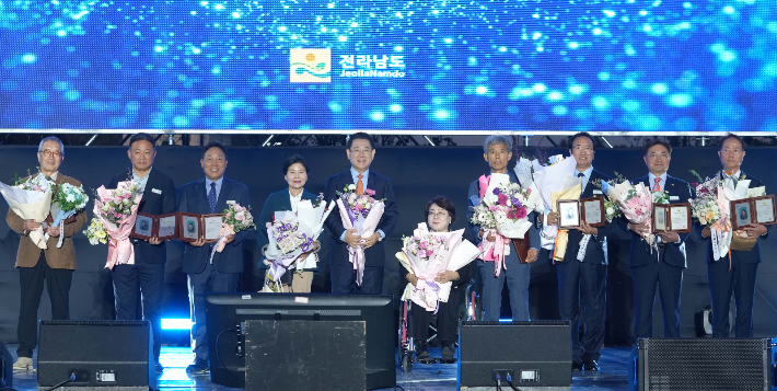 김영록 전라남도지사가 24일 도청 OK도민광장에서 열린 '제29회 전라남도 도민의 날' 기념행사에 참석해 자랑스런 전남인상을 시상하고 기념촬영을 하고 있다. 전라남도 제공