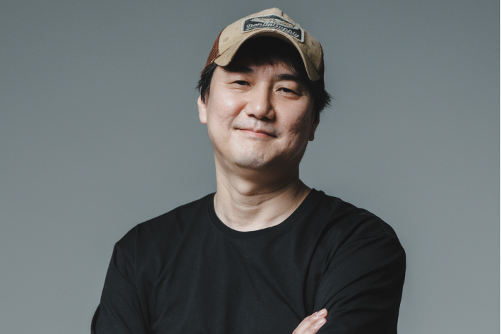 추창민 감독은 극 중 무덕의 아내 작은애를 연기한 오경화에 대해 "보자마자 무조건 함께해야겠다고 생각했다"며 "오경화 같은 배우가 있어야 왈패 무리가 자연스럽게 녹아들 수 있다고 생각했다"고 밝혔다. 월트디즈니 컴퍼니 코리아 제공 