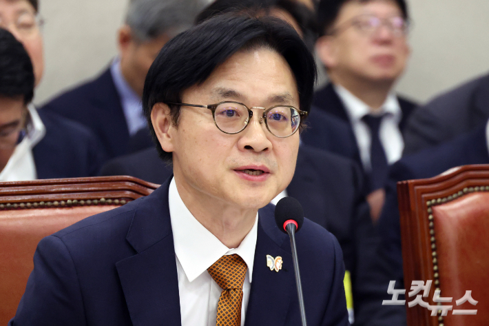 김정관 산업통상자원부 장관이 24일 서울 여의도 국회에서 열린 산업통상자원중소벤처기업위원회의 산업통상자원부 등 종합감사에서 의원 질의에 답변을 하고 있다. 윤창원 기자