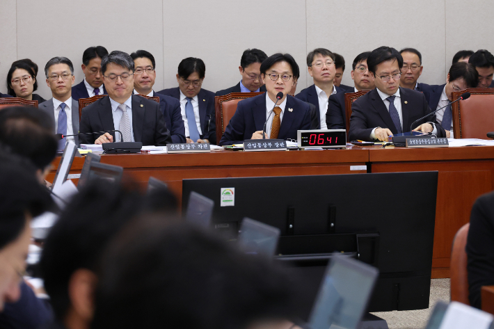 김정관 산업통상자원부 장관이 24일 서울 여의도 국회에서 열린 산업통상자원중소벤처기업위원회의 산업통상자원부 등 종합감사에서 의원 질의에 답변을 하고 있다. 윤창원 기자