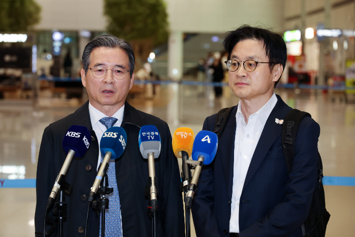 김용범 대통령실 정책실장(왼쪽)과 김정관 산업통상부 장관이 한미 관세협상 추가 논의를 마치고 24일 인천국제공항을 통해 귀국한 뒤 취재진의 질문에 답하고 있다. 연합뉴스