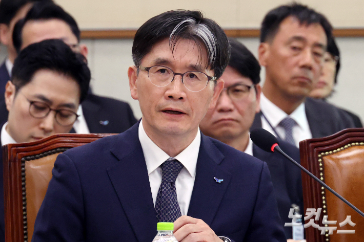 오동운 고위공직자범죄수사처장이 24일 오후 서울 여의도 국회에서 열린 법제사법위원회의 공수처에 대한 국정감사에서 의원 질의에 답변을 하고 있다. 윤창원 기자