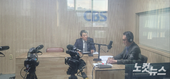 왼쪽부터 오흥교 충북교통연수원 원장, 김종현 앵커. 충북CBS