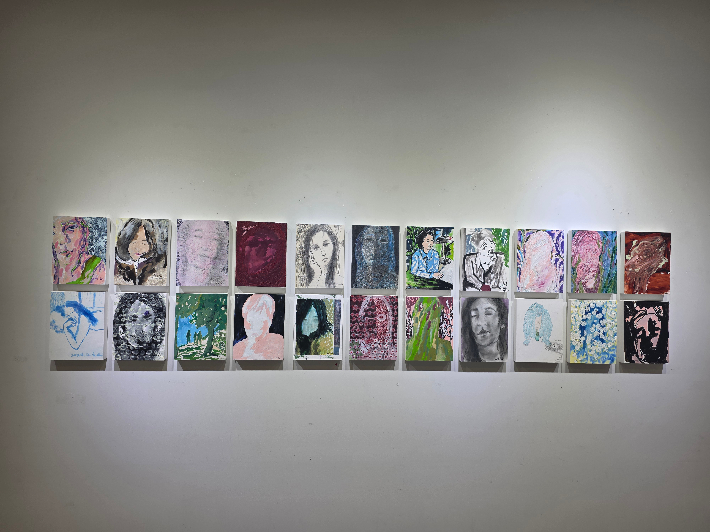 특히 1층에 전시돼 있는 장지와 종이에 잉크와 혼합재료를 사용해 그린 소품들이 눈에 띈다. 그림일기같이 작가가 그 때 그 떄의 감정을 기록한 드로잉을 완성한 작품들이다. 자화상과 가족, 친구 등의 모습을 그린 인물을 담은 작품들과 작가가 키우는 식물 등을 담은 연작이 조화롭게 펼쳐져 있다. 곽인숙 기자 