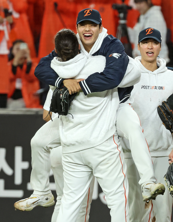 24일 대전한화생명볼파크에서 열린 2025 프로야구 KBO 리그 포스트 시즌 플레이오프 5차전 삼성 라이온즈와 한화 이글스의 경기에서 승리한 폰세가 문동주를 안아주고 있다. 연합뉴스