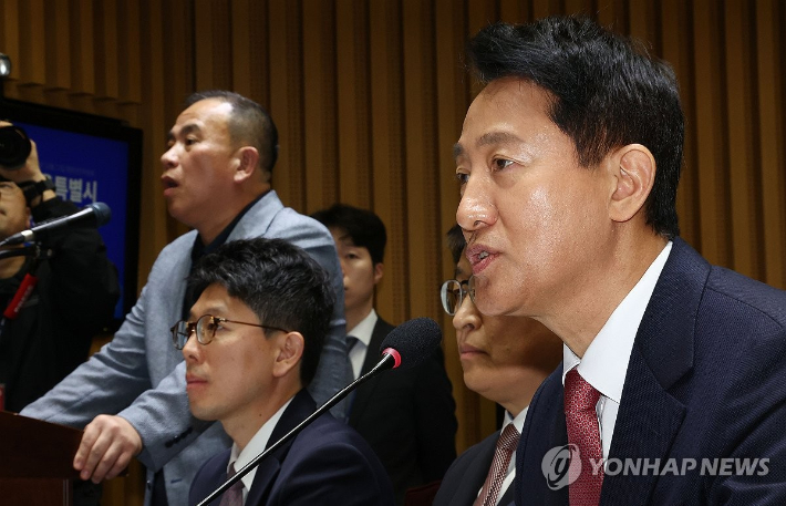 (서울=연합뉴스) 김인철 기자 = 오세훈 서울시장이 23일 서울 중구 서울시청에서 열린 2025년 국회 행정안전위원회 국정감사에서 의원 질의에 답하고 있다. 왼쪽은 정치 브로커 명태균 씨. 2025.10.23 yatoya@yna.co.kr 연합뉴스