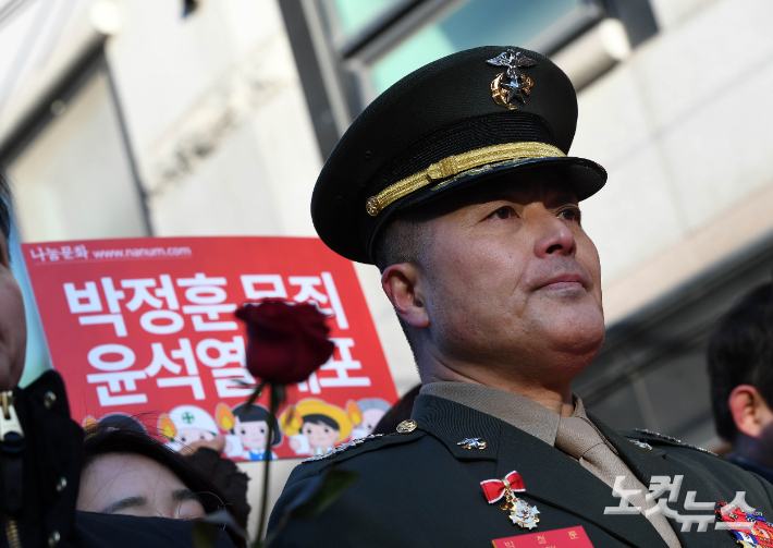 해병대 채상병 순직 사건과 관련해 항명 및 상관명예훼손 혐의로 기소된 박정훈 전 해병대 수사단장(대령)이 서울 용산구 중앙지역군사법원에서 열린 1심 선고공판에 출석하고 있다. 황진환 기자