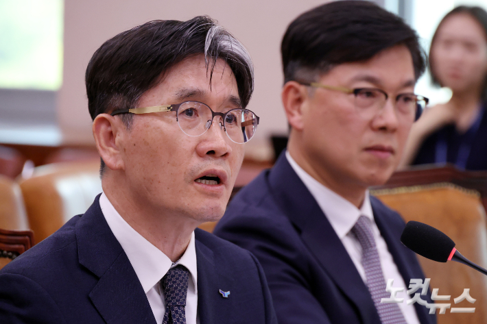 오동운 고위공직자범죄수사처장이 24일 오후 서울 여의도 국회에서 열린 법제사법위원회의 공수처에 대한 국정감사에서 의원 질의에 답변을 하고 있다. 윤창원 기자