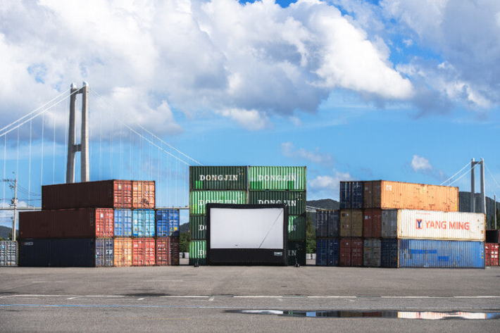 '서울의 봄'이 촬영된 컨테이너 부두에 마련된 남도영화제 상영관. 최수종 집행위원장은 이번 영화제의 상징으로 '컨테이너 특별관'을 꼽았다. 남도영화제 제공 